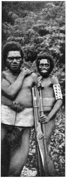 Mannen uit Big Nambas met grooten bastgordel en snidergeweren.
