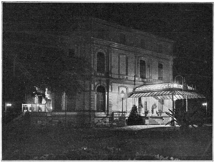 Huize “De Duno” bij avond met de electrische verlichting gefotografeerd.