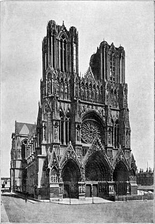 Kathedraal van Reims waarheen Karel VII door Jeanne d' Arc en haar zegevierend leger geleid
    werd, om daar gekroond te worden. De Kathedraal, die zich bij het uitbreken van den tegenwoordigen
    wereldoorlog nog in den zelfden toestand bevond, heeft thans door het
    bombardement van de stad zeer geleden.--(Naar een photographie)