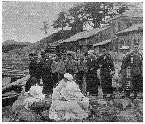 Koreaansche vrouwen aan de aanlegplaats in de Japansche wijk te Fusan.