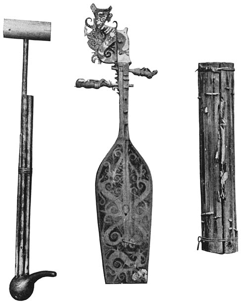 Afb. 25. Dajaksche muziekinstrumenten. Van links naar rechts: kledi, samp, ltng.