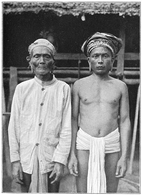 Afb. 42. Het tegenwoordige Poedjoengan-hoofd Djaloeng Ipoei alias Taman Kahang met zijn blinden vader.
