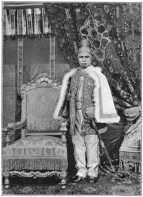 Afb. 62. Z.H. Soleiman, de groote sultan van Koetei, in gala-costuum.