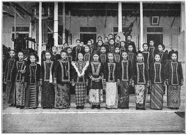 Afb. 63. H.H. de tegenwoordige Sultane van Koetei met familieleden en hofhouding. De sultane met witveeren bont; links de vrouw van Pangeran Mangkoe, rechts van Pangeran Sosro.