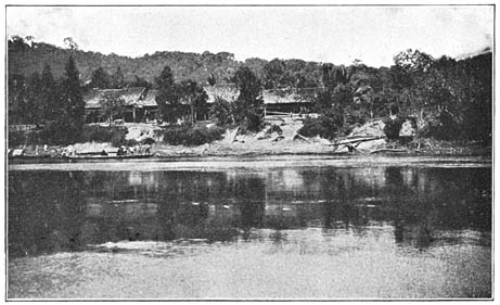 Afb. 64. Kenja-nederzetting aan de Kelai-rivier.